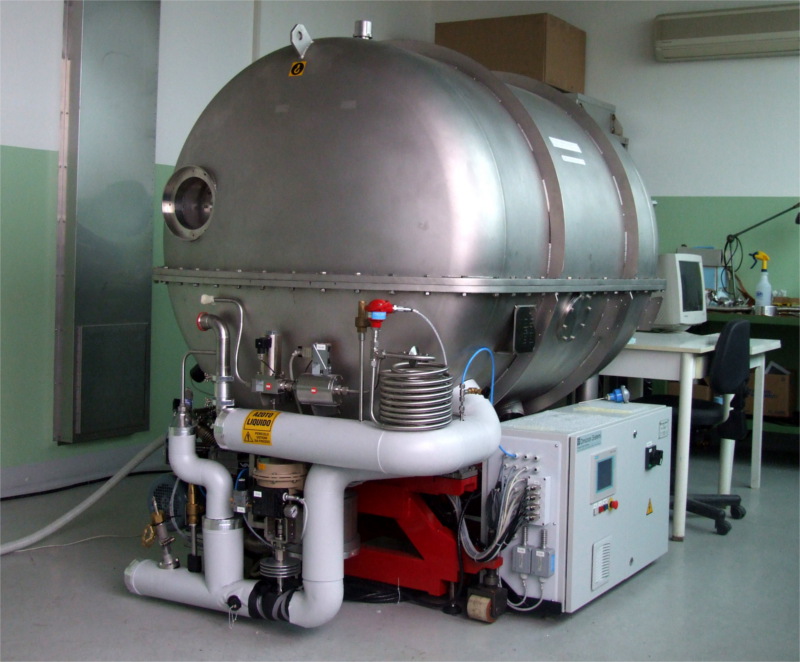 High vacuum insulated cryostat and cryogenic cooling system