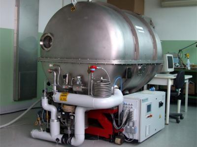 High vacuum insulated cryostat and cryogenic cooling system