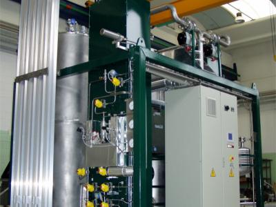 Cryogenic active carbon cold trap for helium